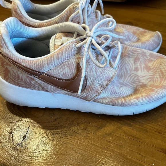 NIKE Pink Patterned Sneakers - Picture 4 of 5